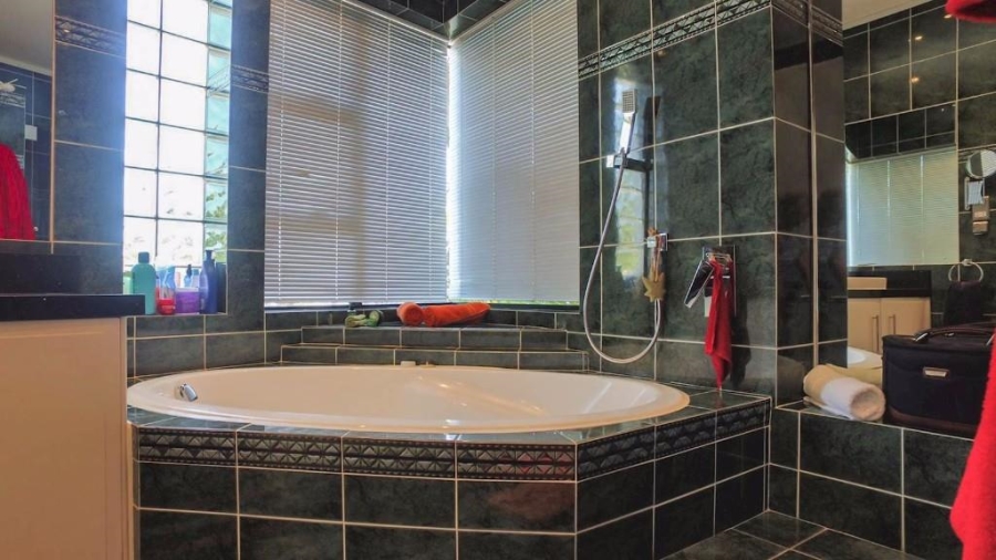 To Let 4 Bedroom Property for Rent in Plattekloof Western Cape